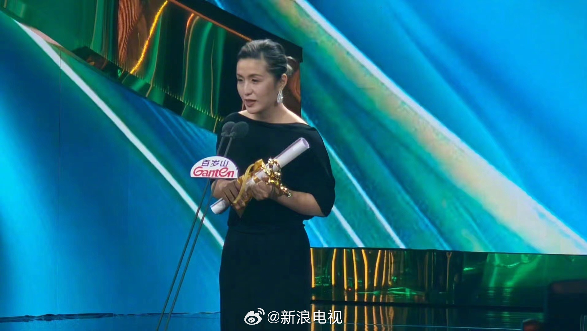 昨日,秦雯@不是秦雯 凭借《繁花》二度折桂白玉兰最佳编剧后…|秦雯|慈悲殿|繁花_新浪新闻