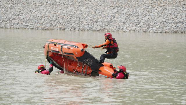 图为参演队员正在开展翻船自救科目演练。