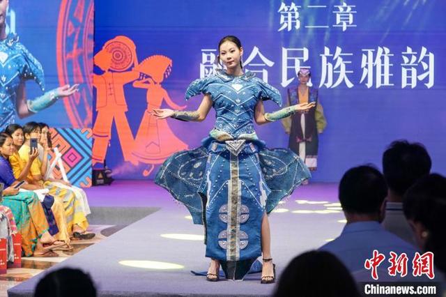 图为模特身着民族时装作品进行走秀.陈冠言 摄