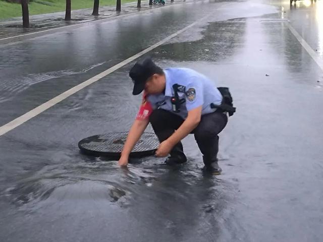 ▲6月28日晚，高新分局高新派出所民警及时清理辖区路面安全隐患。