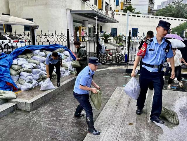 ▲6月28日，瑶海分局三十埠站派出所民辅警及时清理地铁出入口处积水，同步垒放沙袋、架起挡水板等防汛物资。