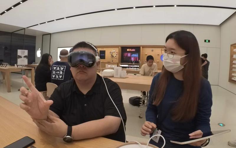 记者体验苹果Vision Pro头显。新京报贝壳财经记者 俞金旻 摄