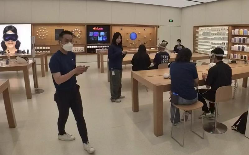 苹果上海闵行七宝门店有不少消费者正在体验苹果Vision Pro头显。新京报贝壳财经记者 俞金旻 摄
