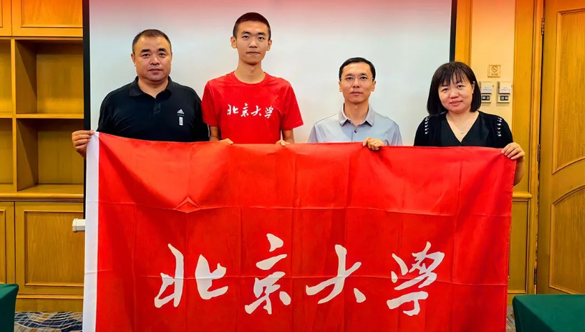 ▲吉林中东集团宣传员工儿子为“理科状元”,并给予重奖。图/微信公众号“中东集团”