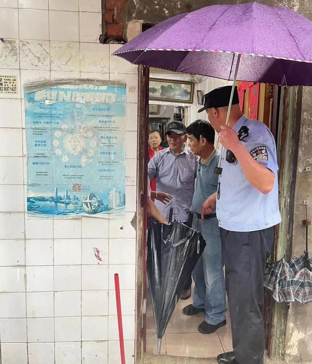 ▲6月29日，瑶海分局花冲派出所联合铜陵路街道转移受困群众。