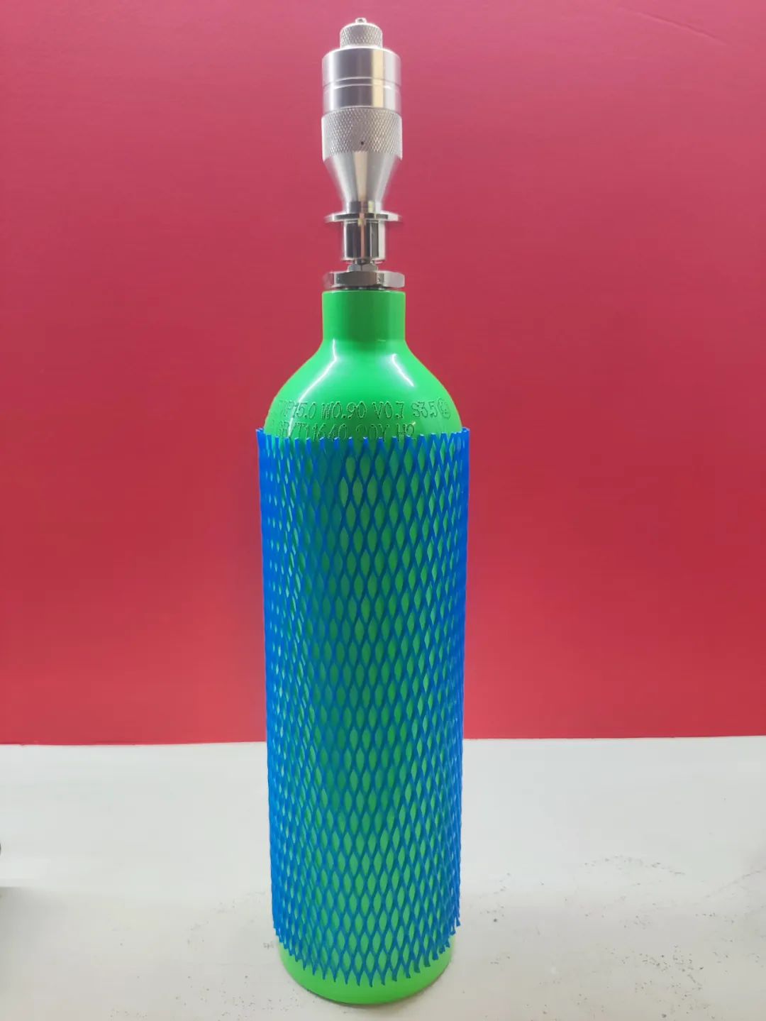 ▲快递车上所使用的氢瓶，像一个大号的保温杯。