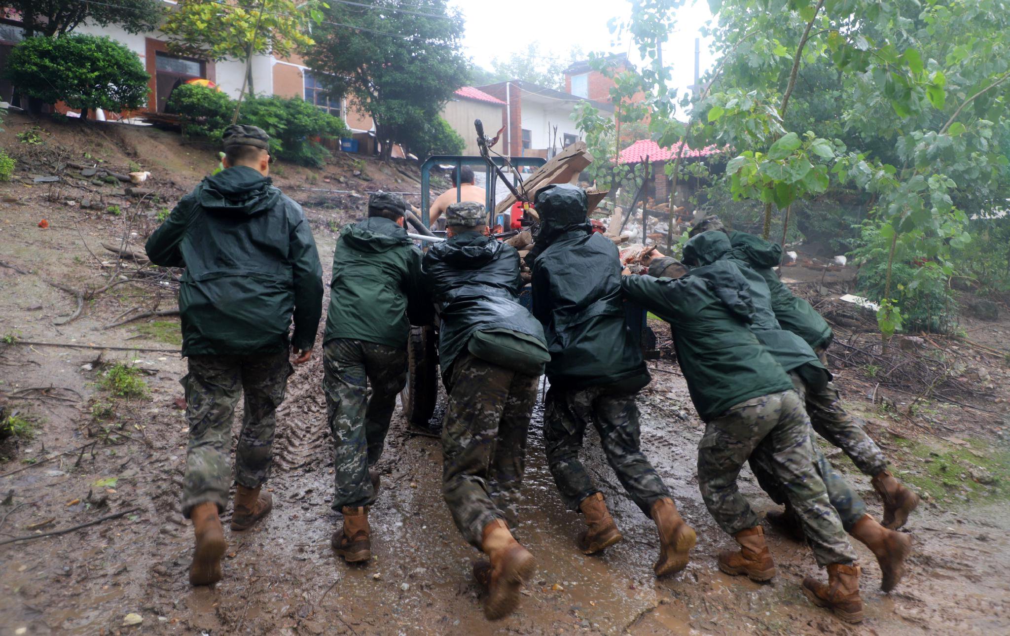 图为官兵救灾现场