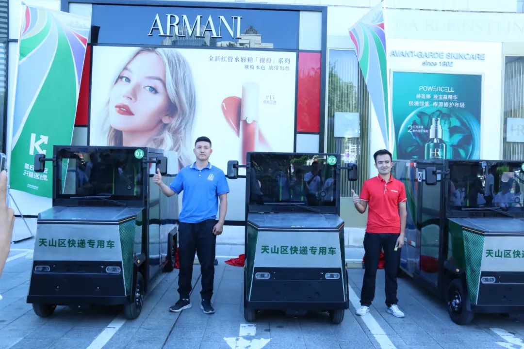 ▲首批氢能快递专用车在乌鲁木齐市天山区首次亮相。