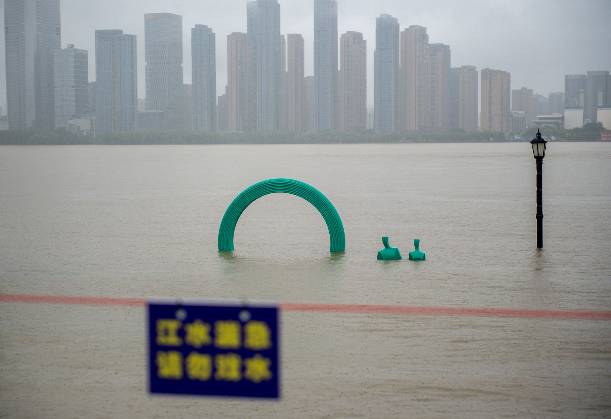 2024年6月29日,在武汉汉口江滩拍摄的被江水淹没的雕像. 新华社 图