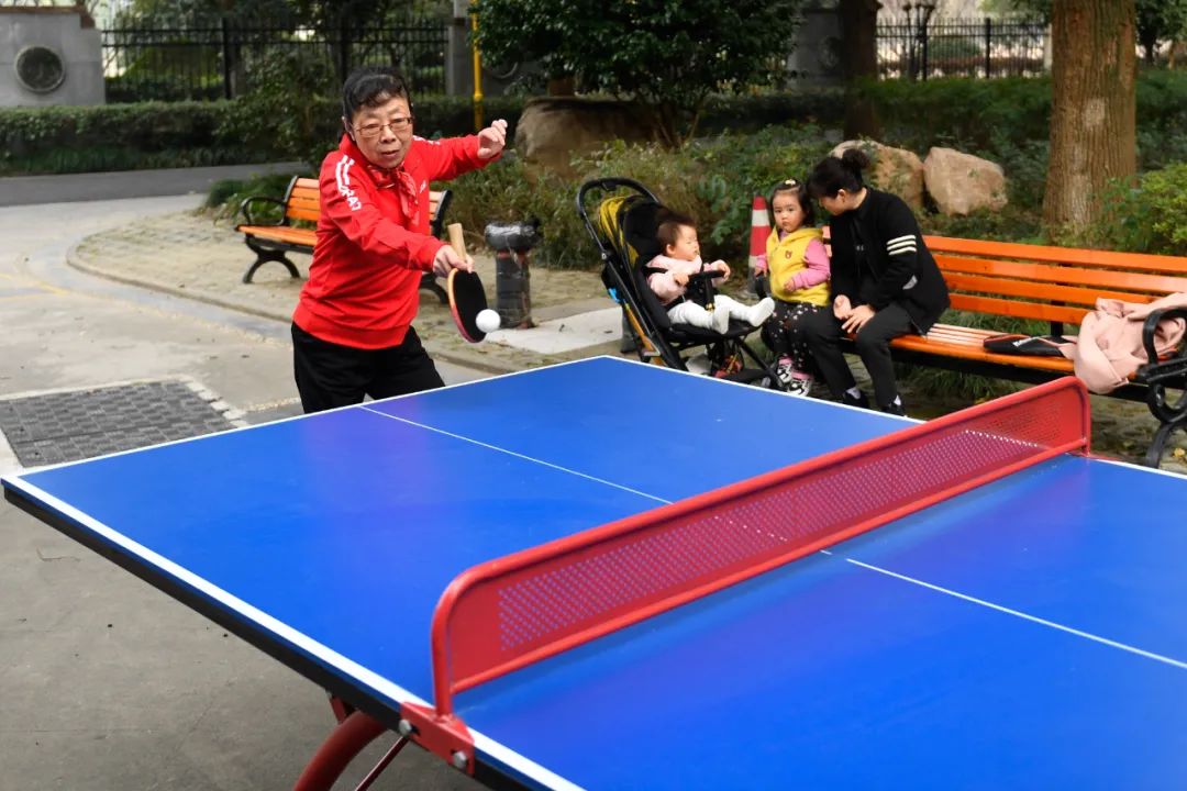小区居民在小区新添置的乒乓球桌打球 黄宗治 摄