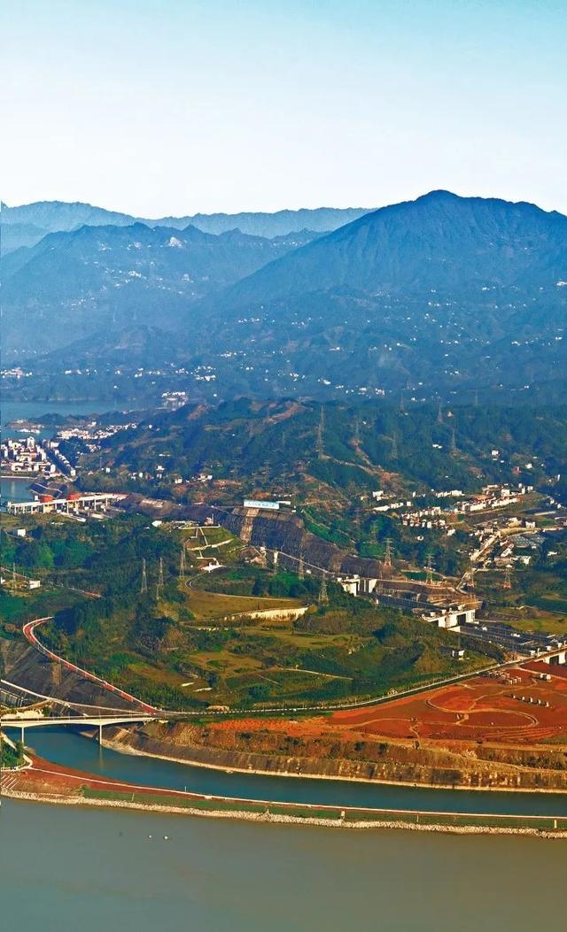 三峡大坝全景图