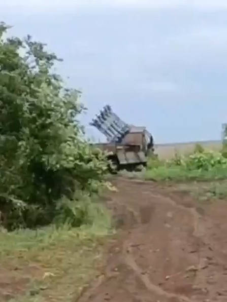 俄军用老式RBU-6000反潜火箭发射器发射RGB-60火箭深弹对付乌军_新浪新闻