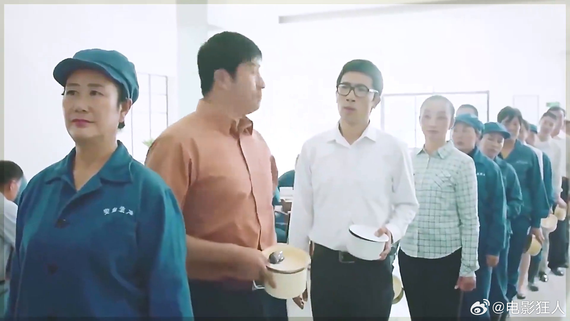 厂长去食堂排队吃饭，看到厨师磨磨蹭蹭，下秒当场就发飙了_新浪新闻