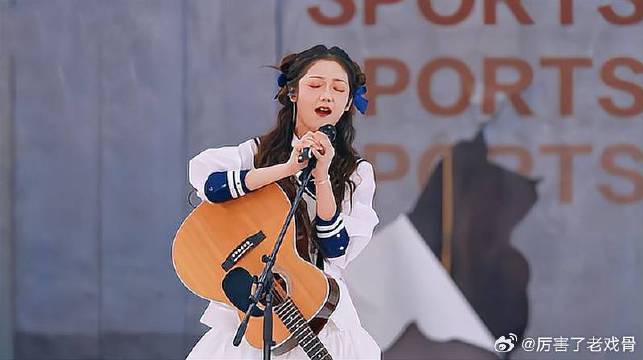 希琳娜依高唱《热辣滚烫》 唱出自由洒脱，不羁人生太绝！|热辣滚烫_新浪新闻