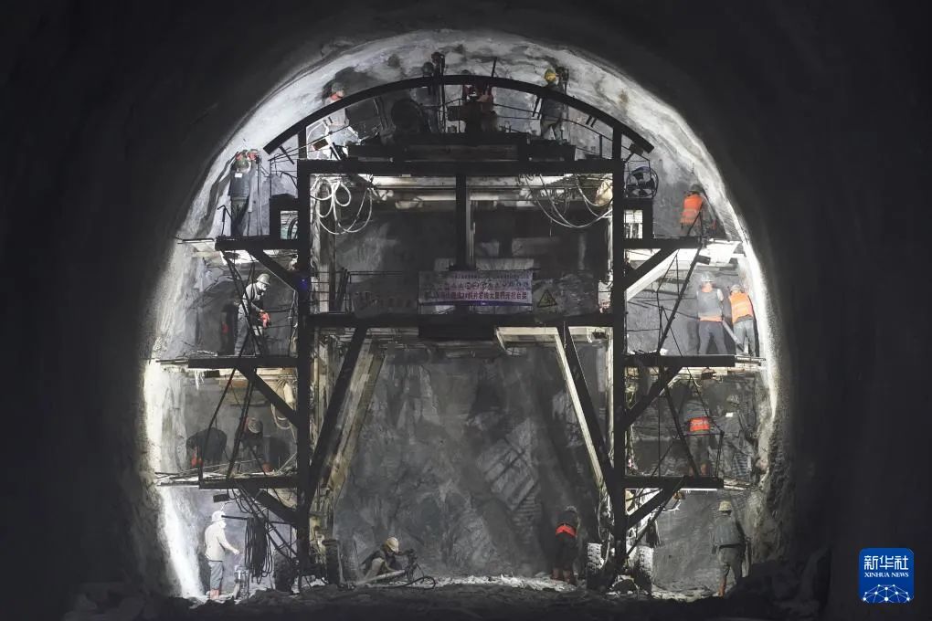 6月27日,工人在中铁三局西康高铁站前2标秦岭太兴山隧道掌子面进行钻