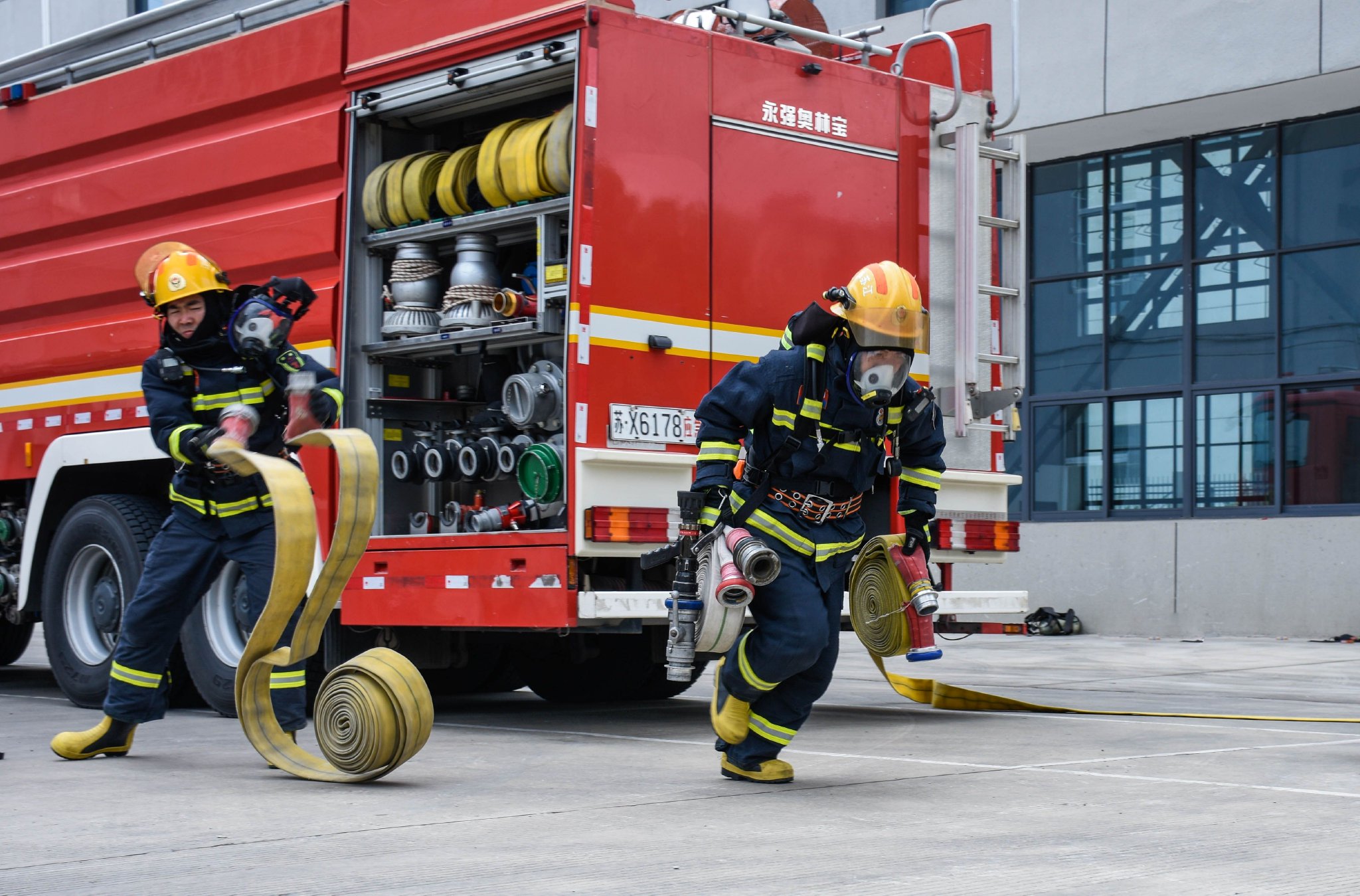 消防员各自展开行动.蔡霖伟摄