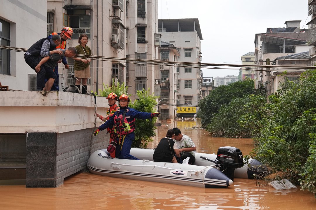 南方强降雨平江内涝被洪水围困高处救援队来了
