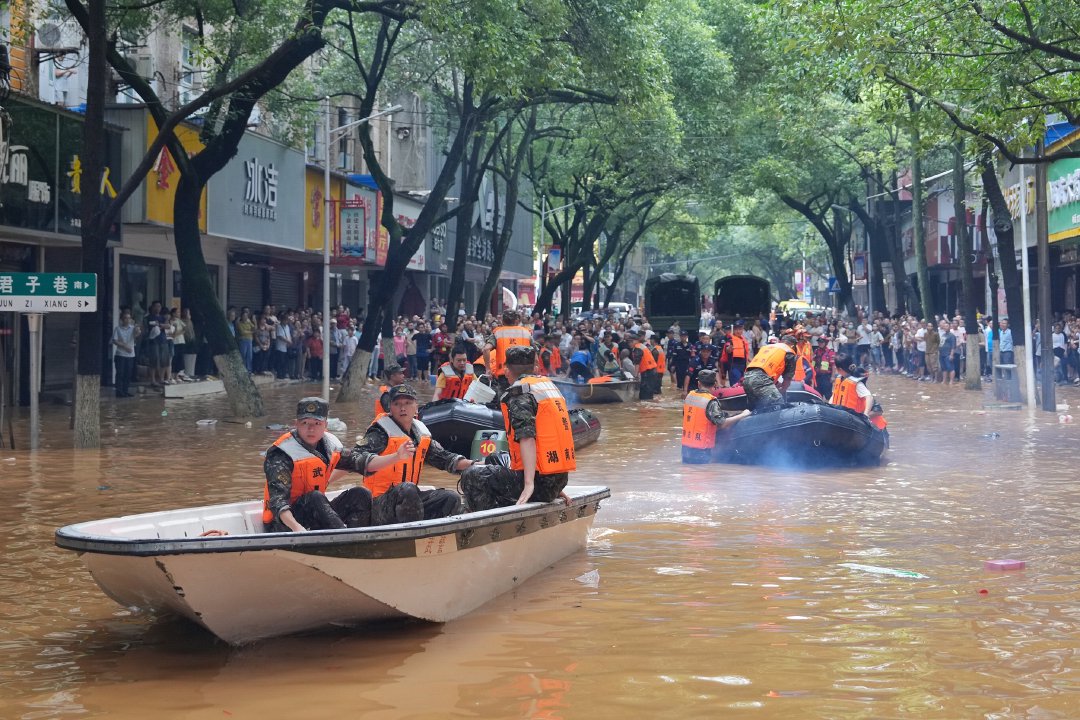 南方强降雨平江内涝被洪水围困高处救援队来了