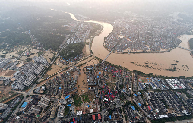 2024年7月2日，湖南省岳阳市平江县遭遇特大洪灾已致36万余人受灾，平江县城大部分地区被淹。（无人机拍摄）东方IC 图