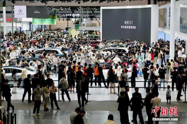 资料图:问界、智界系列车展区。中新社记者 陈文 摄