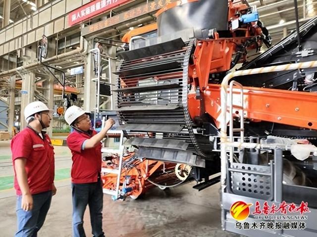 　　 7月2日，在铁建重工新疆有限公司生产车间，技术人员正在调试番茄收获机。记者唐红梅摄