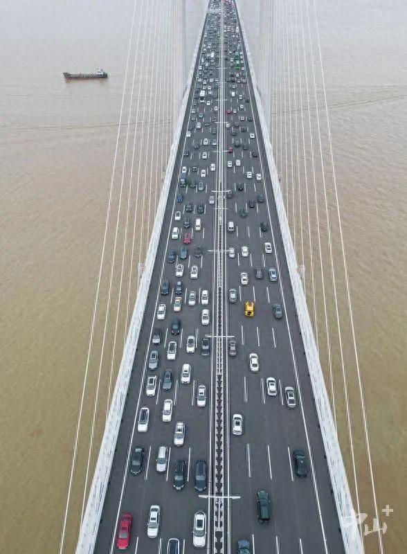 深中通道开通后,车辆川流不息.记者 缪晓剑 摄