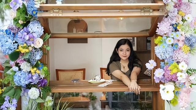 陪拍师谭润芝在乌鲁木齐某家甜品店为顾客拍摄的照片。受访者供图