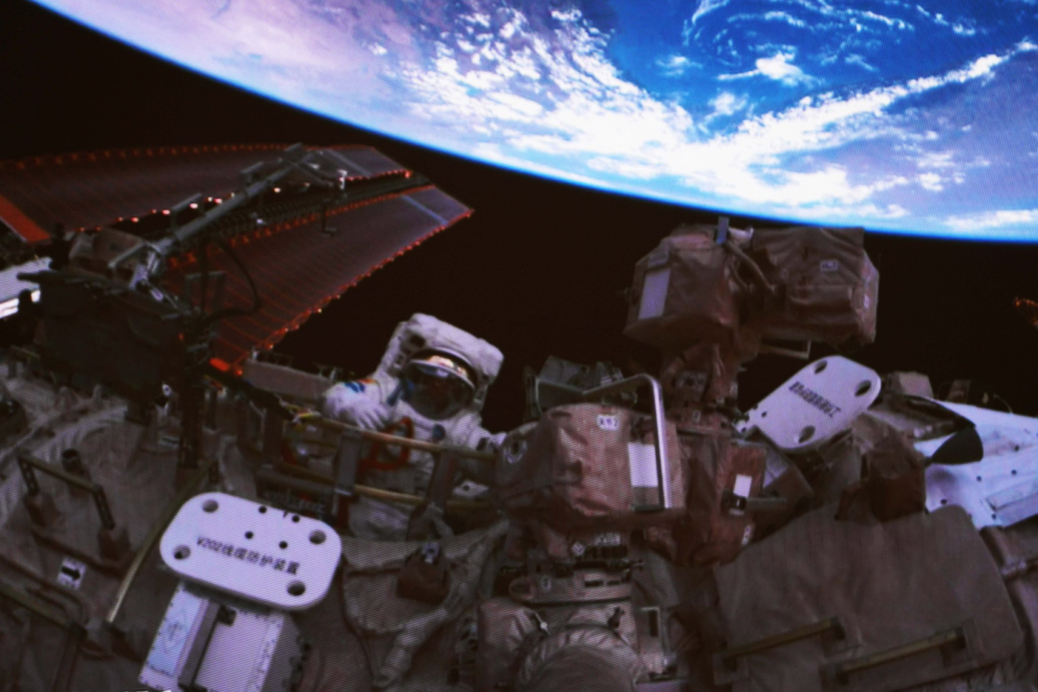 早安·世界|神舟十八号航天员乘组圆满完成第二次出舱活动