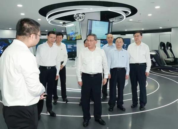 7月2日,李强在思必驰科技股份有限公司,听取企业在人工智能软件、芯片等方面研发进展介绍。