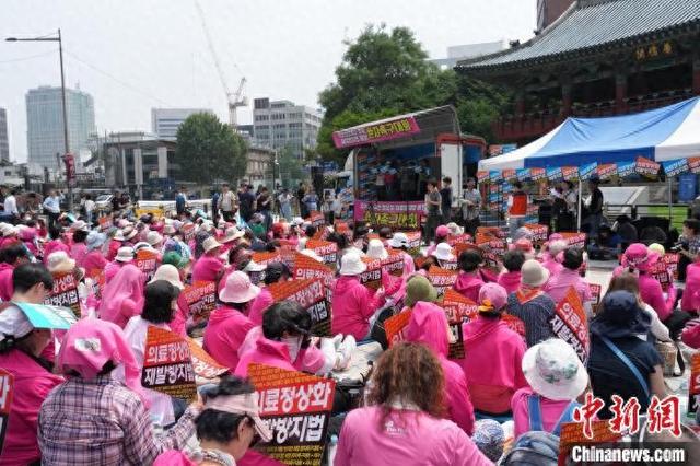 图为7月4日,韩国患者团体在首尔举行集会,抗议医界停诊限诊。中新社记者 刘旭 摄