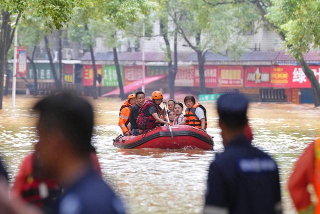 2024年7月2日，湖南平江县，救援人员用冲锋舟运送被困民众。视觉中国 图