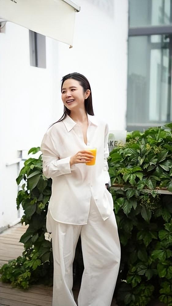 陪拍师谭润芝为顾客拍摄的照片。受访者供图
