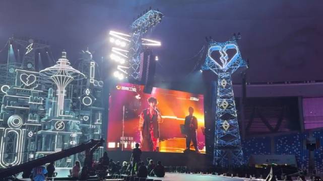演唱会现场这么大一个屏幕看汪苏泷歌手舞台也太酷了吧…_新浪新闻