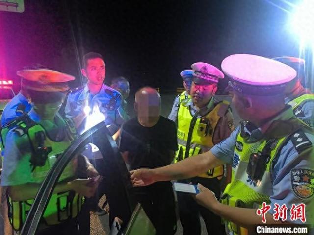 事发当晚，轿车驾驶人刘某在东吕高速平遥南收费站被抓获。 田国龙 摄