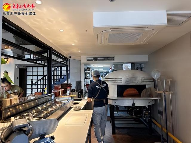 　　多次上榜“必吃榜”的袁先生的窑炉披萨，宽敞明亮的开放式厨房能看到比萨制作全过程。记者郭玲摄