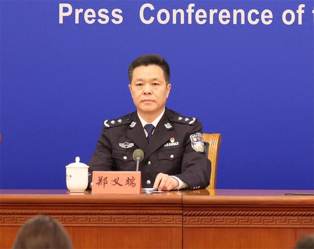 江西省南昌市公安局副局长郑义端在京介绍了江西警方破获的出售出入境