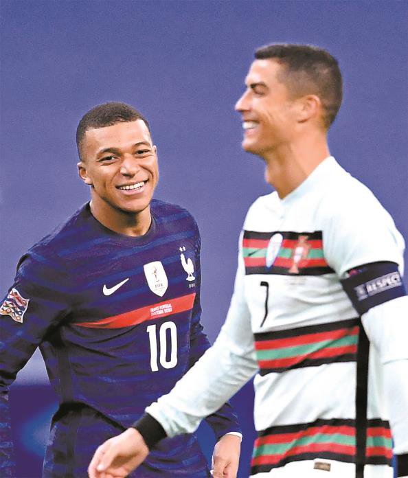 姆巴佩(左)和c罗赛场相见