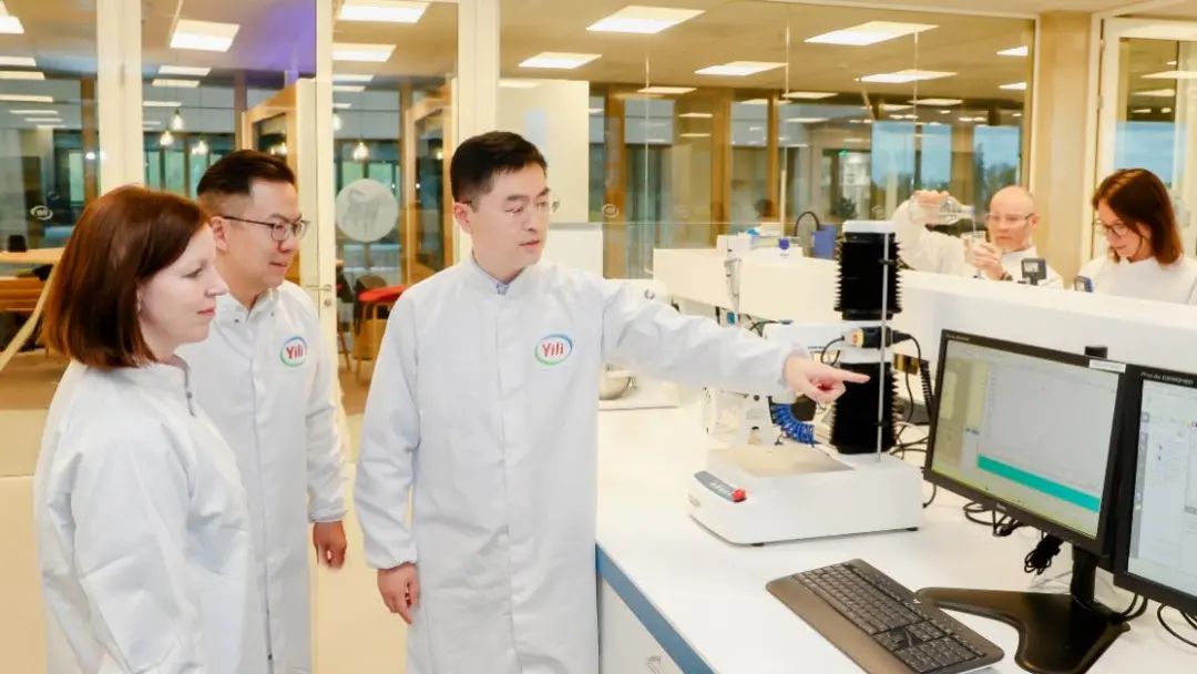 伊利创新中心专家在实验室探讨科研项目值得注意的是,随着全球经济