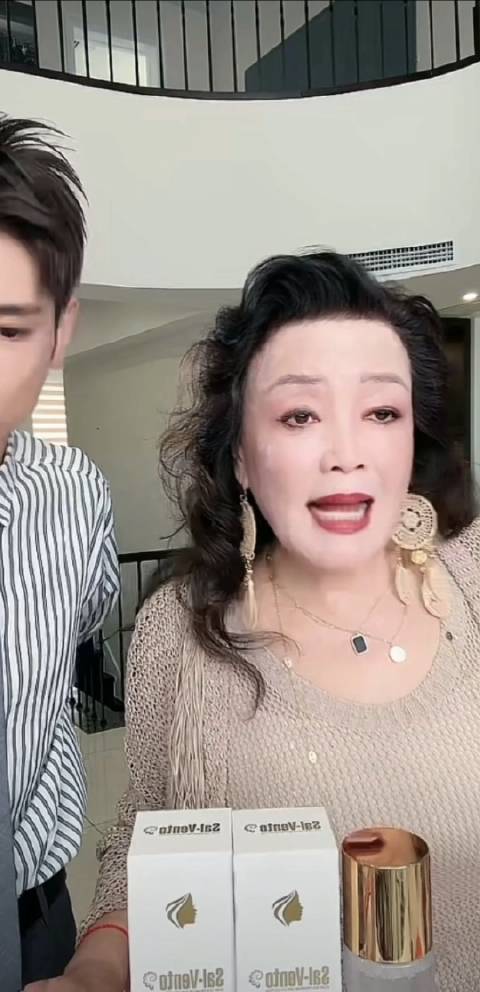 张兰回来就开始工作了 张兰看到有人说:兰姐怎么看来心情不好 ?|张兰_新浪新闻