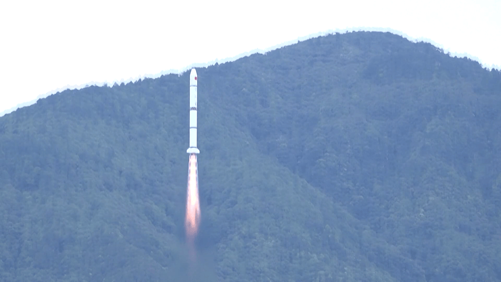 6月22日，长征二号丙运载火箭在西昌卫星发射中心升空视觉中国