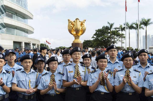 7月1日，中央人民政府驻香港特别行政区联络办公室举行“七一”升国旗仪式，庆祝香港回归祖国27周年。视觉中国供图