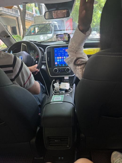 起步价才10块, 而且出租车都是suv,好宽敞