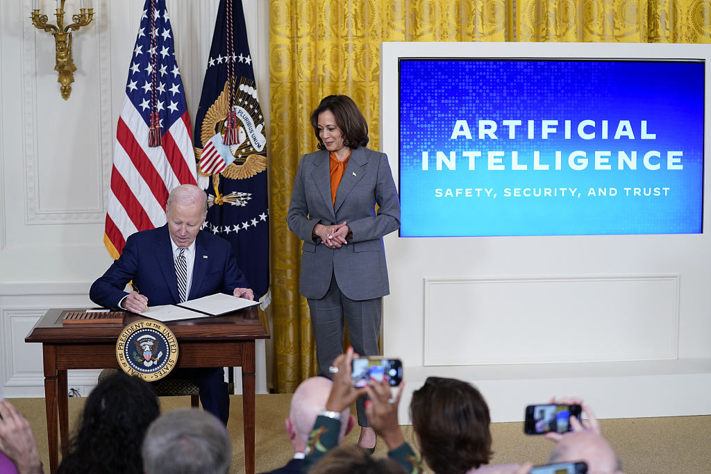 去年10月，美国总统拜登在白宫签署人工智能行政令视觉中国