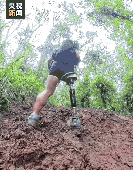 单腿独臂的辽宁小伙郭少宇登上非洲最高峰|辽宁省|残疾人|截肢|成为|骑行_新浪新闻