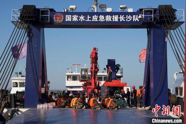 7月6日，救援人员在水上工程救援长沙队中国应急“长沙号”上等待前往溃口处作业。中新网记者 杨华峰 摄