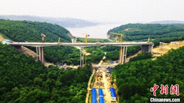 黑龙江省交通运输厅供图卧牛湖高架桥是黑卧项目重要控制性工程之一