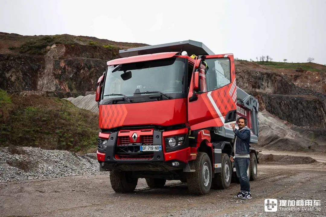 8x8全驱,"骚气"的外观设计 扎实底盘配置,雷诺k 520矿用自卸车了解一