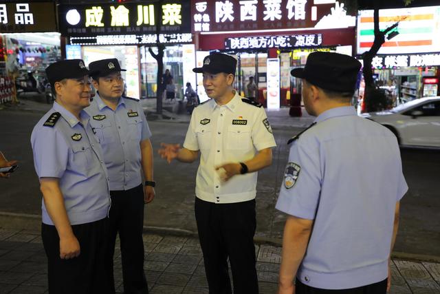 晚上19时,启动仪式在华阴市公安局机关大院拉开帷幕."全体都有,出发!