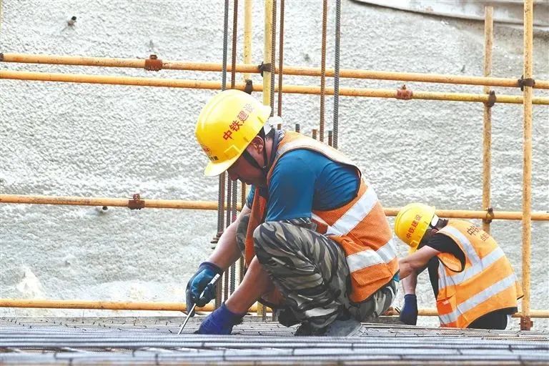 国家紧急医学救援基地(海南)建设项目现场,工人在施工作业.