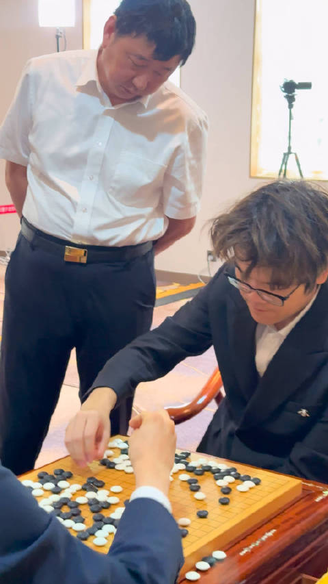 赛后，柯洁与主教练俞斌复盘瞬间，柯洁负于一力辽|柯洁|俞斌_新浪新闻